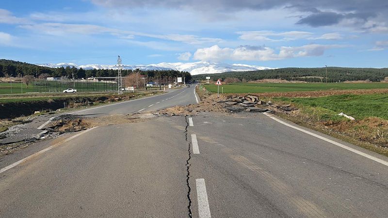 V Turecku objevili zlomovou plochu. Zemětřesení posunulo silnici o tři metry